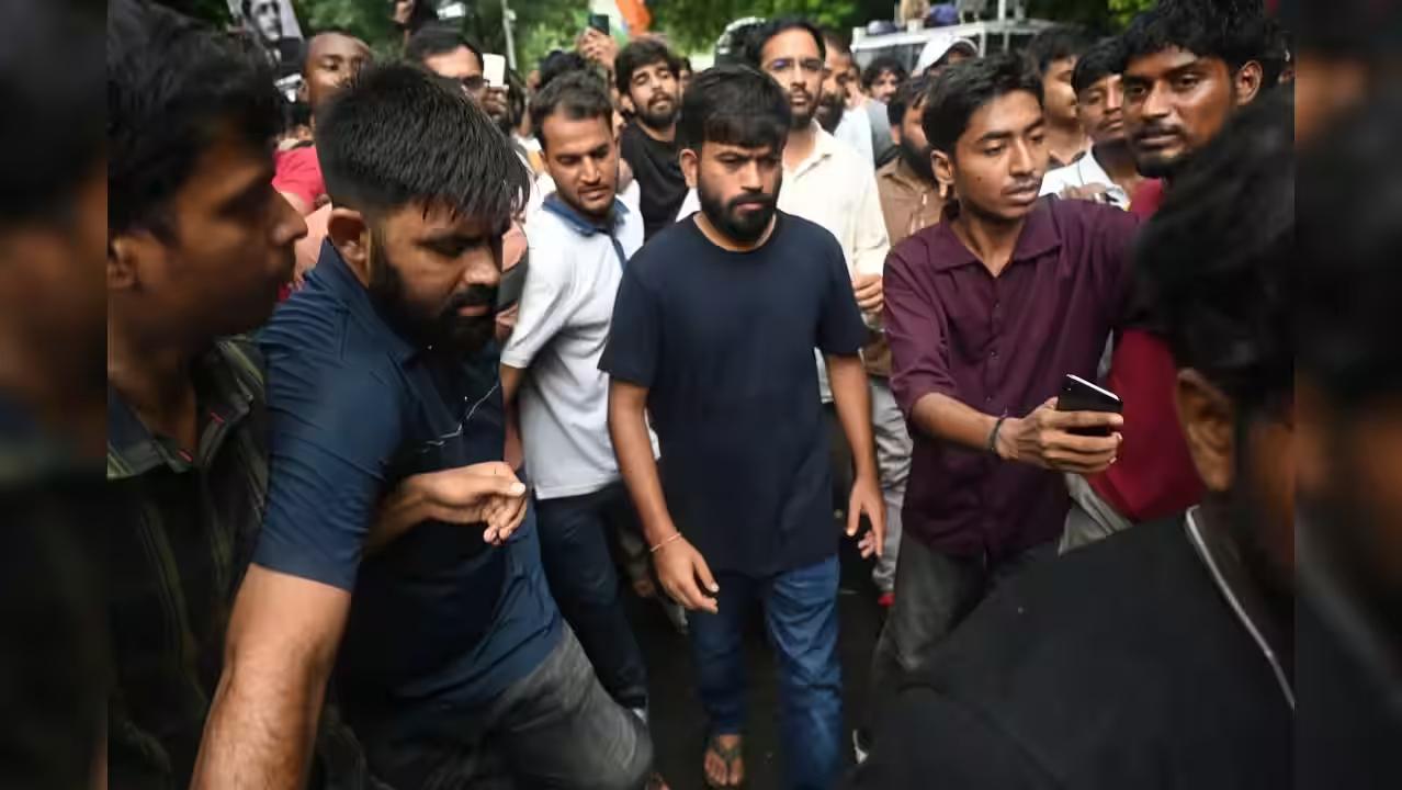 BCI-NALSAR विवाद: कॉकरोच जनता पार्टी ने फिर बुलंद किया ‘लीगल कॉकरोच’ का नारा; मनन कुमार मिश्रा के इस्तीफे की मांग