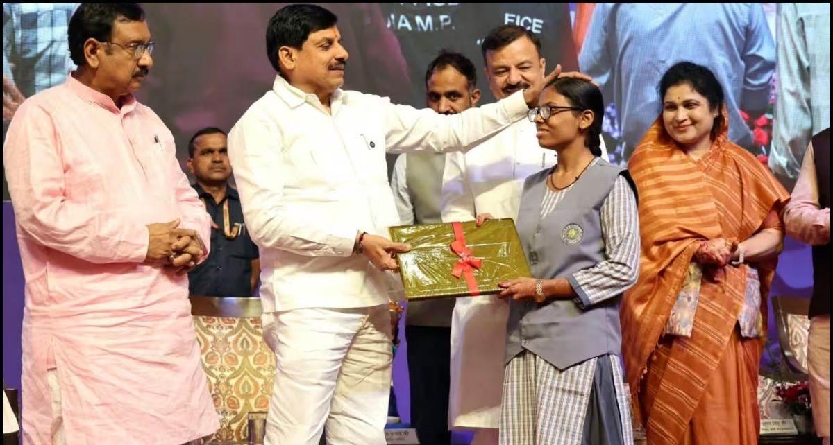 एमपी में मेधावियों पर सीएम मेहरबान: 1.21 लाख छात्रों को दिए लैपटॉप, खातों में ट्रांसफर किए ₹304 करोड़