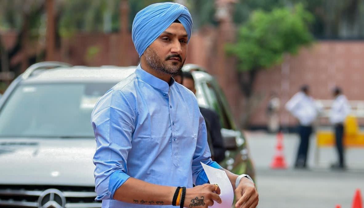 'गद्दार' वाले तंज पर भड़के हरभजन सिंह; AAP पर पलटवार कर पूछा— "राज्यसभा सीट कितने में बेची थी?"