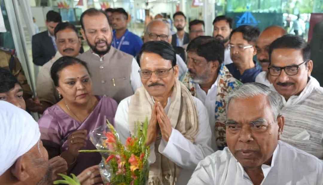 झारखंड में 'दोहरी राजनीति' के चक्रव्यूह में कांग्रेस! सत्ता का सुख भी और सरकार पर वार भी; योगेंद्र साव की वापसी ने सुलगाई बहस