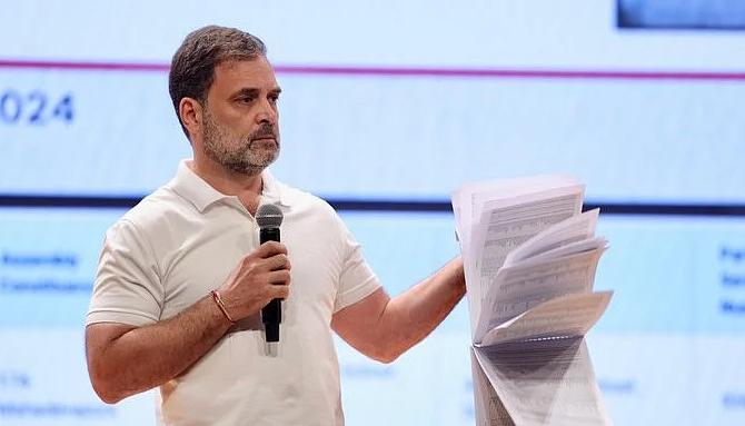 राहुल गांधी का BJP पर 'वोट चोरी' का बड़ा हमला: "हर छठा सांसद है घुसपैठिया"