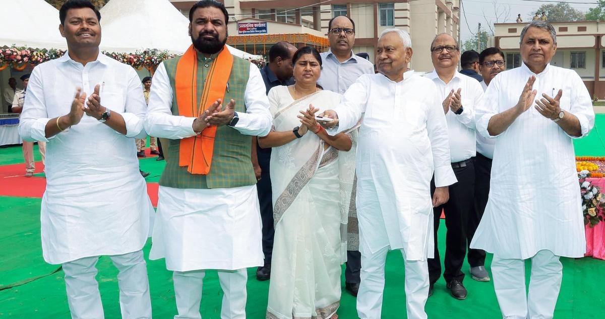 नीतीश की 'समृद्धि यात्रा' का समापन: विकास की गूँज के बीच सियासी भविष्य पर गहराता सस्पेंस